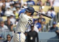 　１回、右前打を放つ大谷（共同）