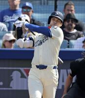 　１回、右前打を放つ大谷（共同）