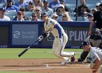 　１回、右前打を放つ大谷（共同）