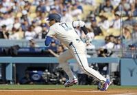 　１回、右前打を放ち一塁へ向かう大谷（共同）