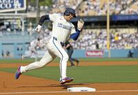 　１回、スミスの適時打で三塁を回り生還する大谷（共同）