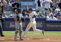 　１回、スミスの適時打で生還する大谷（共同）