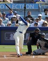 　１回、右前打を放つ大谷（共同）