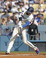 　１回、右前打を放つ大谷（共同）