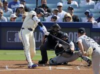 　１回、右前打を放つ大谷（共同）