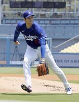 　実戦形式の練習に登板し、ゴロを処理する大谷（共同）