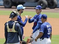 　実戦形式の登板を終え、笑顔の大谷。右端はロバーツ監督（共同）