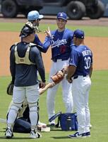 　実戦形式の登板を終え、笑顔の大谷。右端はロバーツ監督（共同）