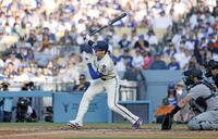 　５回、右前打を放つ大谷（共同）