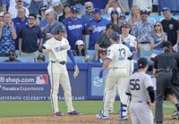 　５回、３ランを放ったマンシー（13）を迎える大谷。右は共に生還したフリーマン（共同）