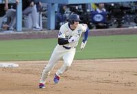 　５回、フリーマンの二塁打で一塁から三塁へ進む大谷（共同）