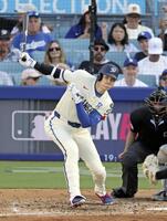 　５回、右前打を放つ大谷（共同）