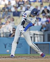 　５回、右前打を放つ大谷（共同）