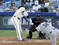 　ヤンキース戦の５回、右前打を放つドジャース・大谷＝ロサンゼルス（共同）