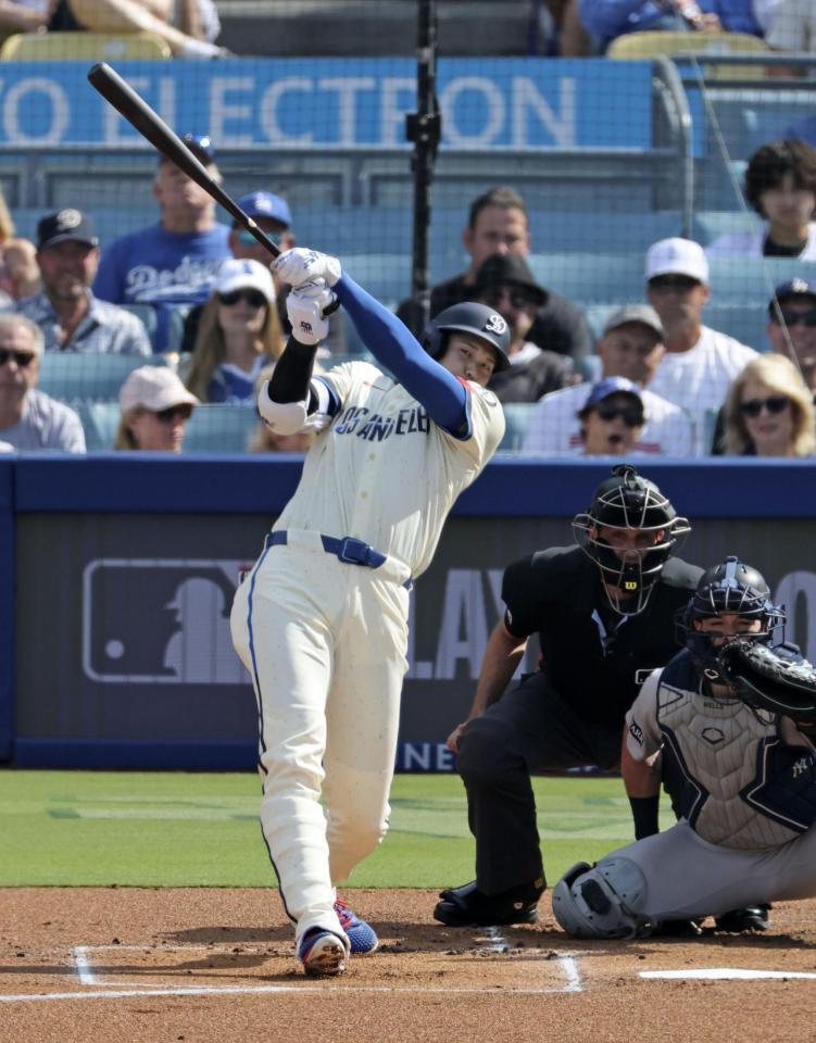 　１回、右前打を放つ大谷（共同）