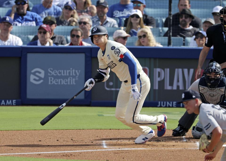 　１回、右前打を放つ大谷（共同）