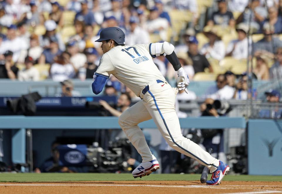 　１回、右前打を放ち一塁へ向かう大谷（共同）