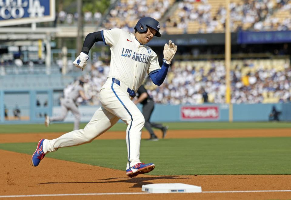 　１回、スミスの適時打で三塁を回り生還する大谷（共同）