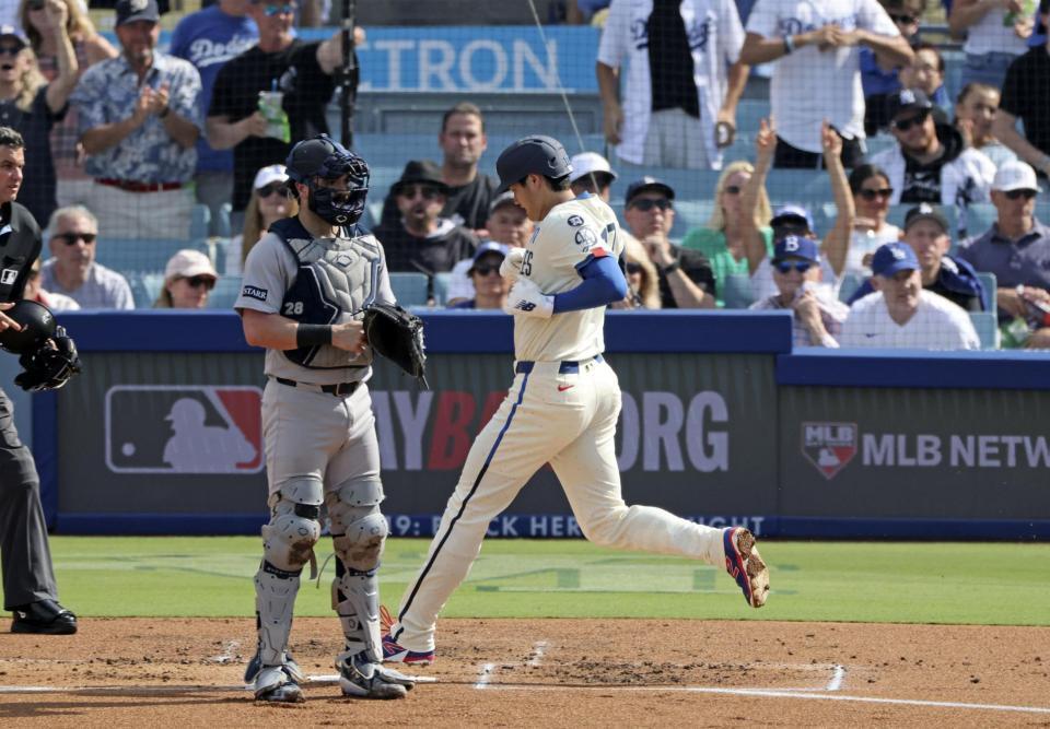 　１回、スミスの適時打で生還する大谷（共同）