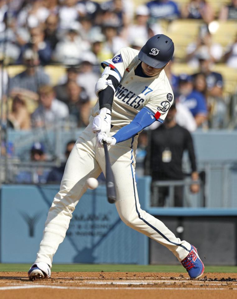 　１回、右前打を放つ大谷（共同）