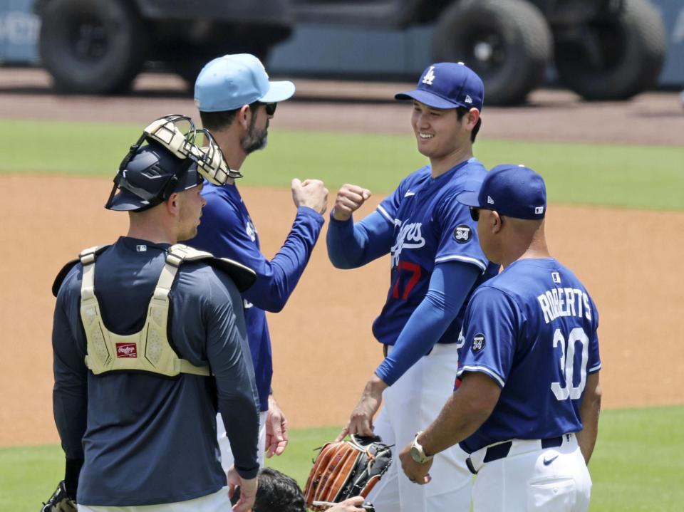 　実戦形式の登板を終え、笑顔の大谷。右端はロバーツ監督（共同）