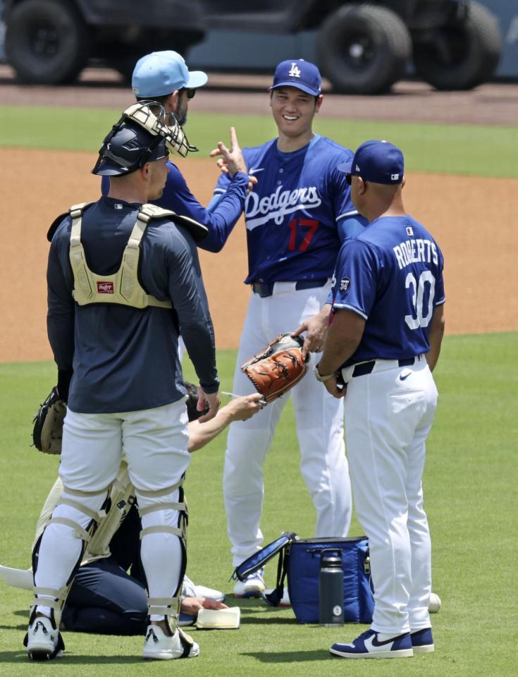 　実戦形式の登板を終え、笑顔の大谷。右端はロバーツ監督（共同）