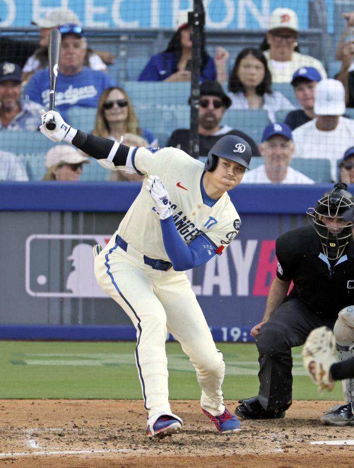 　５回、右前打を放つ大谷（共同）