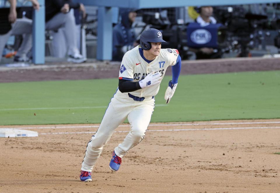 　５回、フリーマンの二塁打で一塁から三塁へ進む大谷（共同）