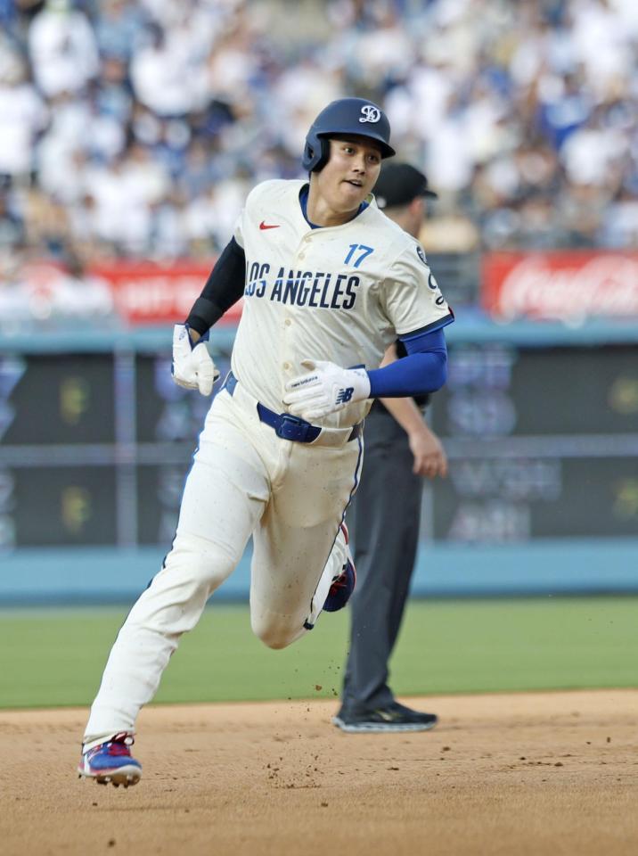 　５回、フリーマンの二塁打で三塁へ進む大谷（共同）