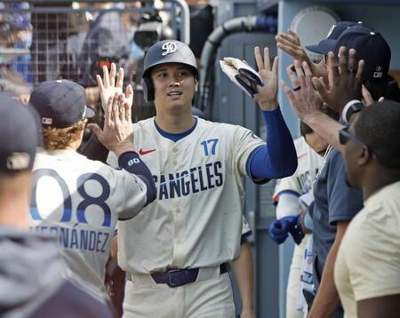 大谷翔平　爆勝口火打　２戦連続１９度目マルチで５月締め　ド軍、今季最多２１安打１８点　手術後２度目のライブＢＰ