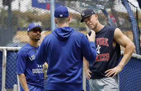 　試合前、言葉を交わす（左から）ベッツ、スネル、ジャッジ（共同）