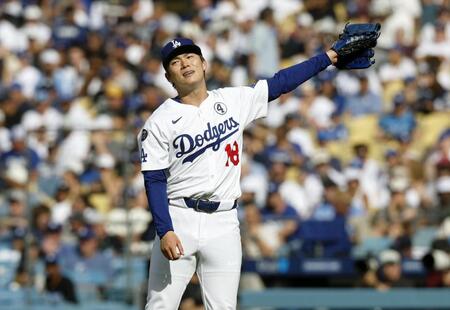 【写真】ロバーツ監督に肩をたたかれる由伸　申し訳なさそうな表情