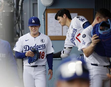 　３回を投げ終え、ベンチで大谷（右）に迎えられる山本（共同）