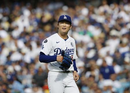 　３回を投げ終え、ベンチに戻る山本（共同）