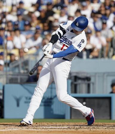 　３回、中飛に倒れる大谷（共同）