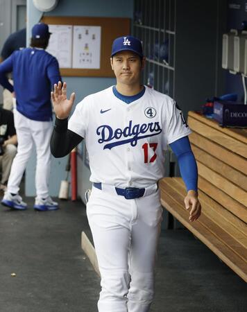 　試合前、ファンの声援に応える大谷（共同）