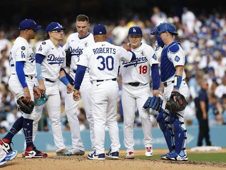 　４回途中、ロバーツ監督（３０）に交代を告げられる山本（１８）＝共同