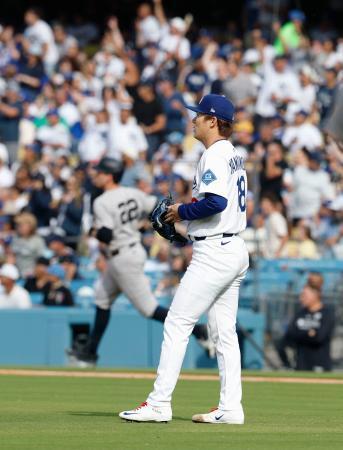　ヤンキース戦の３回、ライス（左）に２ランを浴びたドジャース・山本＝ロサンゼルス（共同）