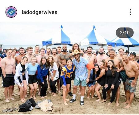 　ドジャースワイブスのインスタグラム（＠ｌａｄｏｄｇｅｒｗｉｖｅｓ）から