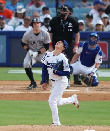 　ヤンキース戦の３回、ライスに２ランを浴びたドジャース・山本＝ロサンゼルス（共同）