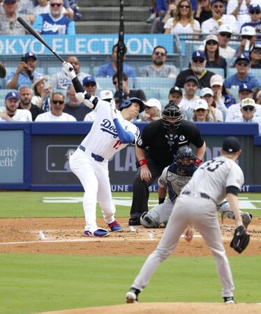 　１回、空振り三振に倒れた大谷。投手ヤーブロー（共同）