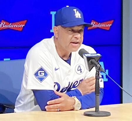 　試合後、取材に応じるロバーツ監督（撮影・小林信行）