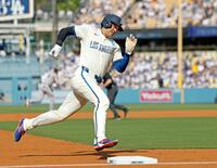 　１回、スミスの適時打で三塁を回り生還するドジャース・大谷（共同）