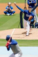 　実戦形式の練習に登板した大谷（共同）