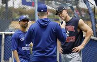 　試合前、言葉を交わす（左から）ベッツ、スネル、ジャッジ（共同）