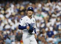 　３回を投げ終え、ベンチに戻る山本（共同）