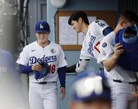 　３回を投げ終え、ベンチで大谷（右）に迎えられる山本（共同）