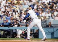 　３回、中飛に倒れる大谷（共同）