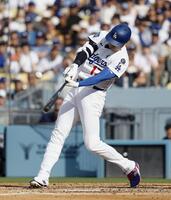 　３回、中飛に倒れる大谷（共同）