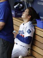 　４回途中に降板し、ベンチに座る山本（共同）